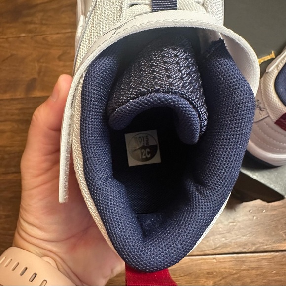 Jordan Max Aura 6 Little Kids' Shoes (White/VarsityRed/Midnight Navy) Size 12c - Picture 5 of 13